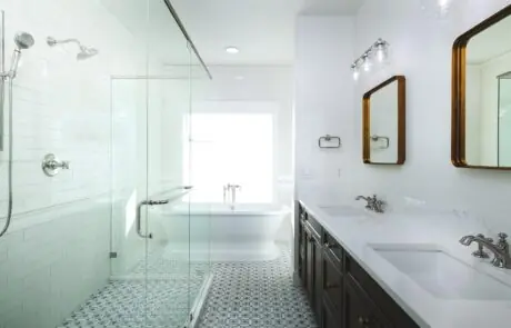 Gallery_0000s_0014_2217_skyline_way-22 - Inspire Homes Modern bathroom with glass shower and bathtub.